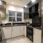 Nice 2 Bed House, Office, Wi-Fi, Free Parking