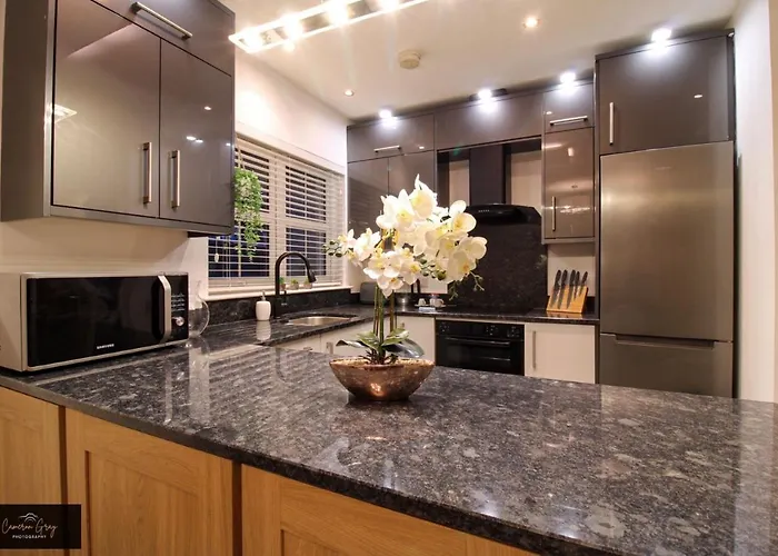 Nice 2 Bed House, Office, Wi-Fi, Free Parking