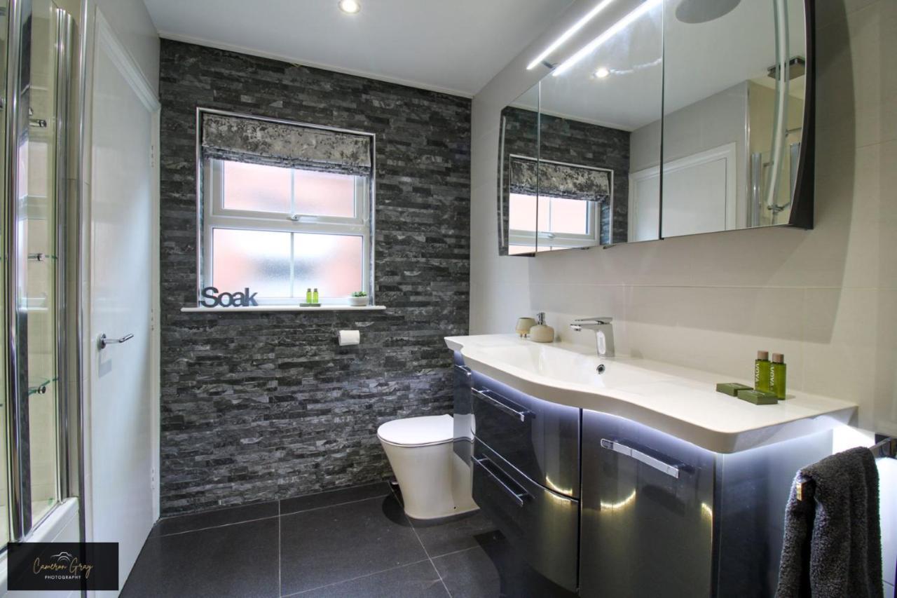 Apartment 2 Bed House, Office, Wi-fi, Free Parking *